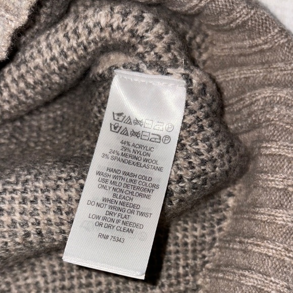 Beautiful BNWT Camouflage Patterned Women's Sweater By Christian Siriano - Picture 7 of 9